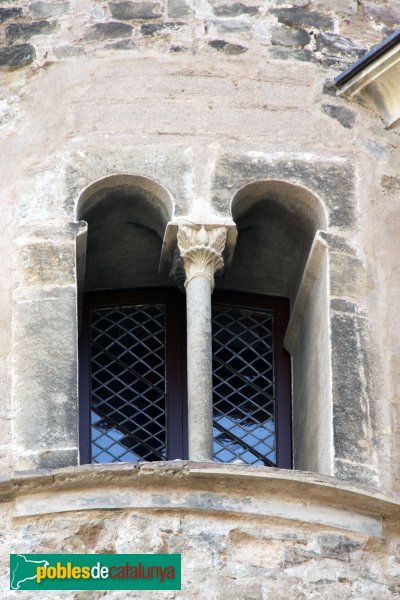 Barcelona - Portal del Bisbe (Porta Praetoria). Finestra d'una de les torres