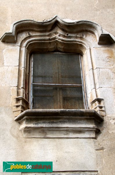 Sant Pere Pescador - Casa Caramany, finestra conopial