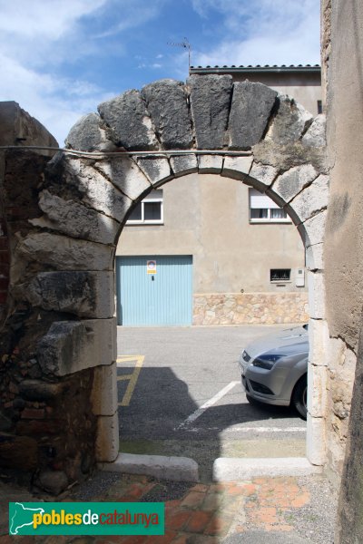 Garrigàs - Arc adovellat d'una casa desapareguda