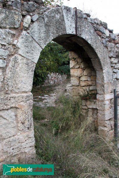 Mediona - Castell, portal exterior, del segle XV