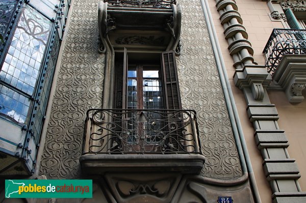 Barcelona - Roger de Llúria, 84, detall del balcó del segon pis