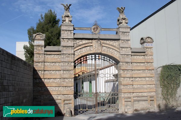 Santa Margarida i els Monjos - Porta de la fàbrica de ciment