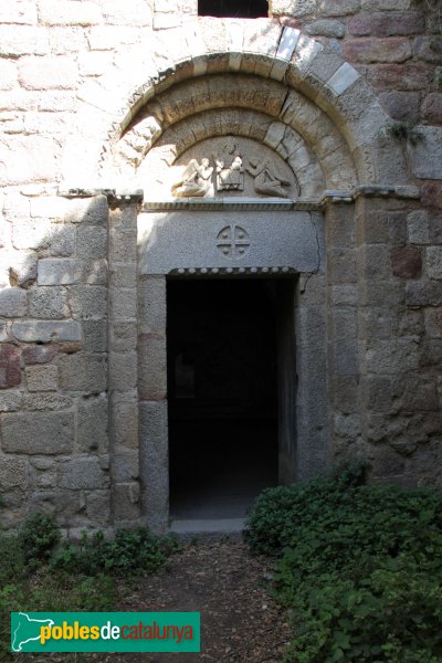 La Jonquera - Portada de l'església del castell (Foto: Albert Esteves, 2014) La Jonquera - Portada de l'església del castell