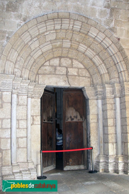 Monestir de Sant Cugat del Vallès - Claustre. Porta de l'església