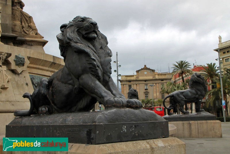 Barcelona - Monument a Colom: un dels lleons de la base