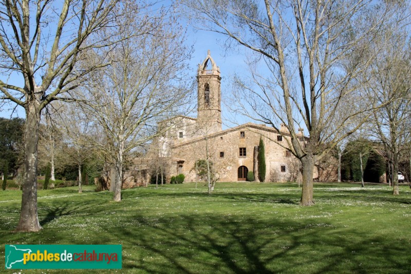 Foixà - Santa Maria de la Sala, darrera la masia