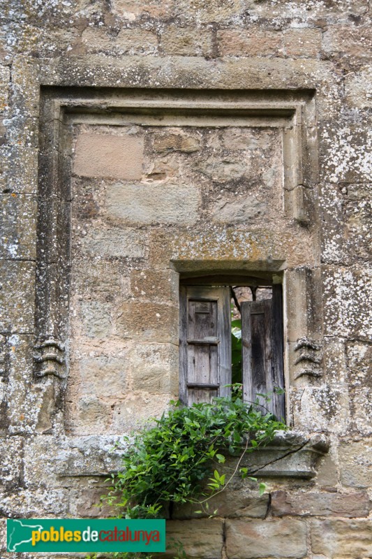 Torà - Castell de Llanera, detall d'una finestra
