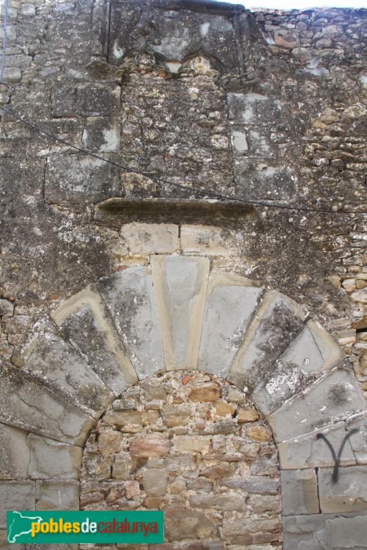 Ullastret - Antiga façana de Can Bou