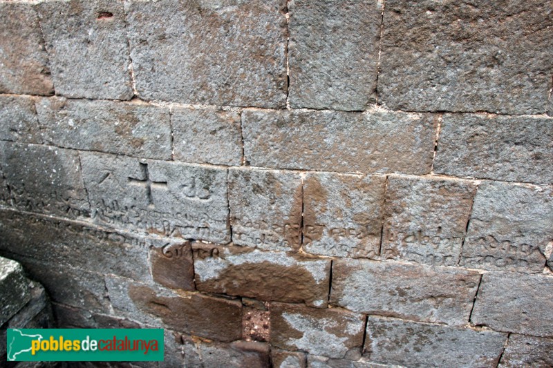 L'Estany - Església del Monestir, inscripció al mur exterior