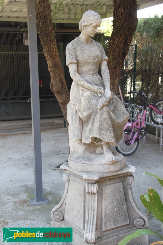 Sant Feliu de Llobregat - Casa Erasme de Gònima, escultura Enyorança