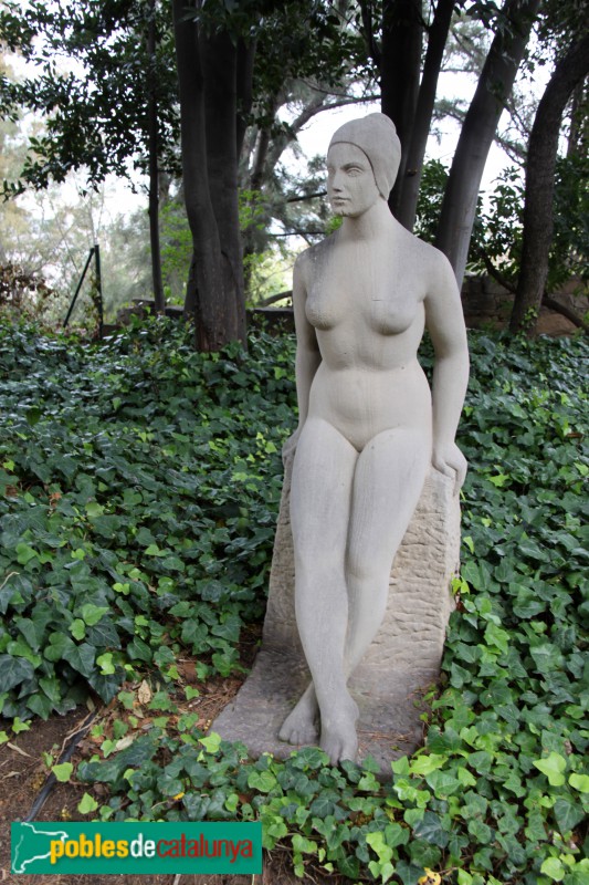 Barcelona - Jardins Joan Maragall, Noia amb casquet de bany. M.Tey.