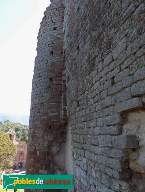 Castell del Brull. Mur i torre del castell. Cara nord