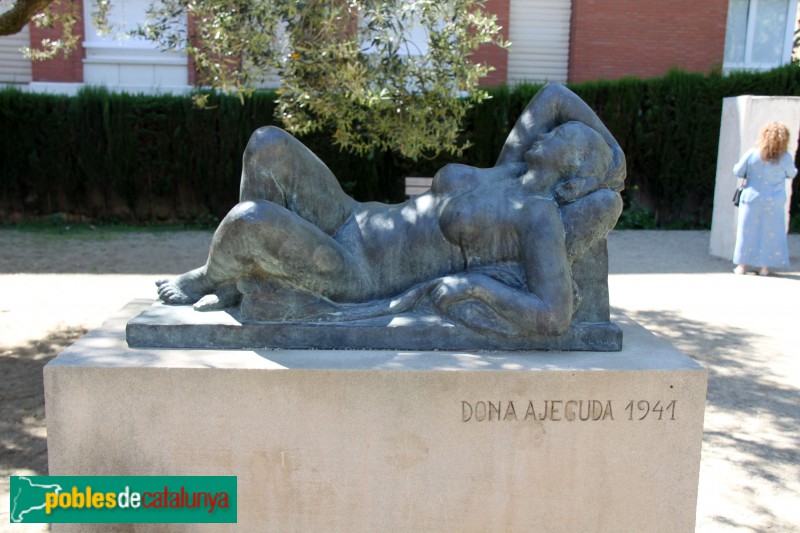 Barcelona - Escultures de la Biblioteca Clarà. Dona ajaguda, 1941