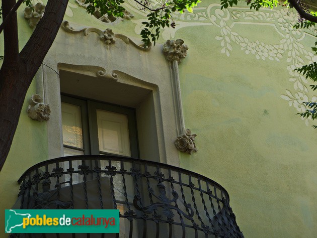 Barcelona - Carrer Gran de Sant Andreu, 31. Detall balcó i esgrafiat