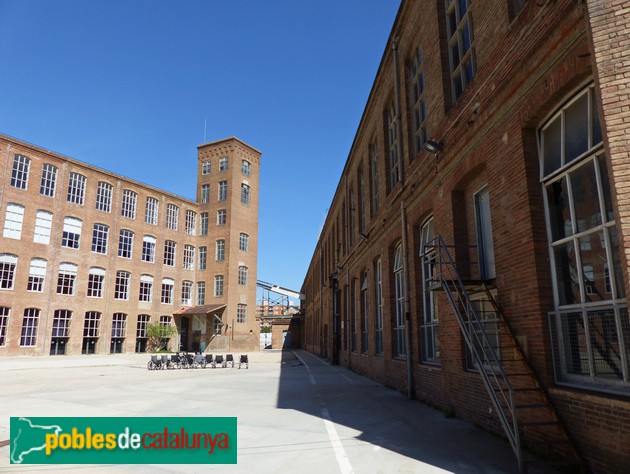 Barcelona - Antiga fàbrica Fabra i Coats. A la dreta, nau del carrer Parellada