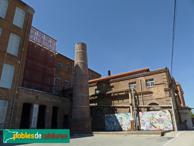 Barcelona - Antiga fàbrica Fabra i Coats. Xemeneia i entrada