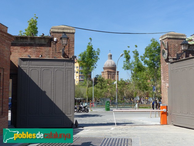 Barcelona - Antiga fàbrica Fabra i Coats. Entrada carrer St. Adrià