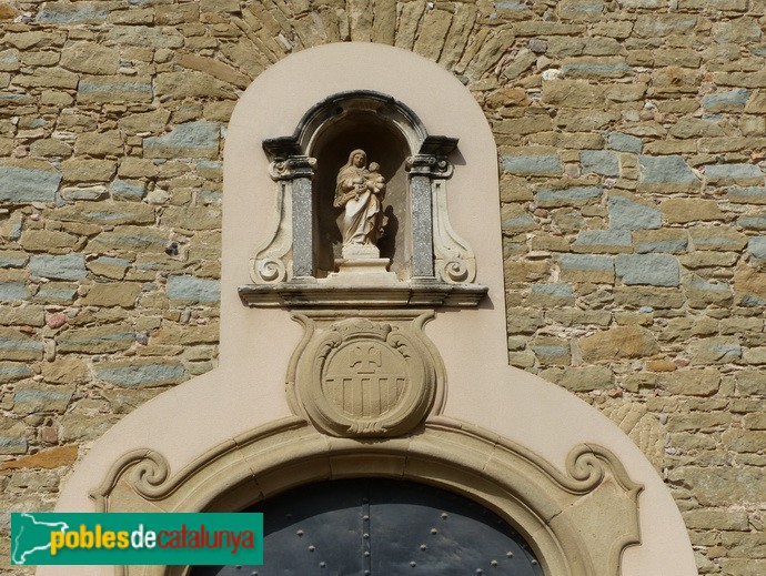 Calldetenes - Església de Nostra Senyora de la Mercè. Detall porta, escut i fornícula