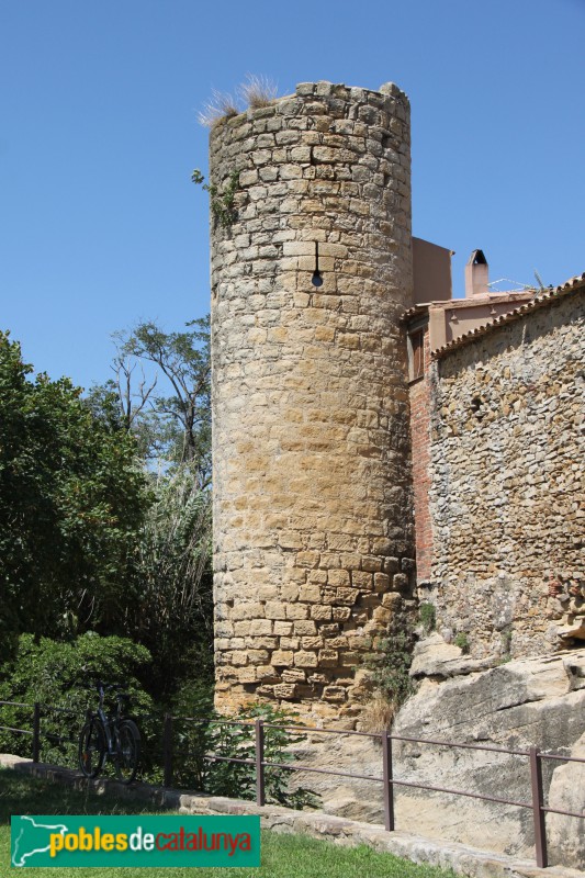 Peratallada - Muralla, torre cilíndrica