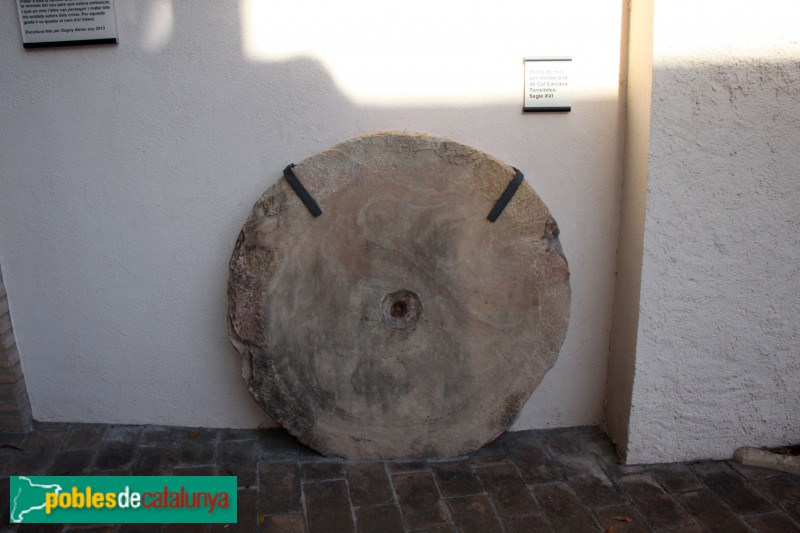 Torrelles de Llobregat - Ca la Cinta, pedra de molí de Cal Carcana, segle XVII