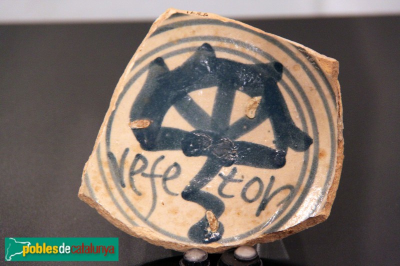 Gavà - Fragment de plat de ceràmica del segle XVII trobat a Eramprunyà, ara al Museu de Gavà