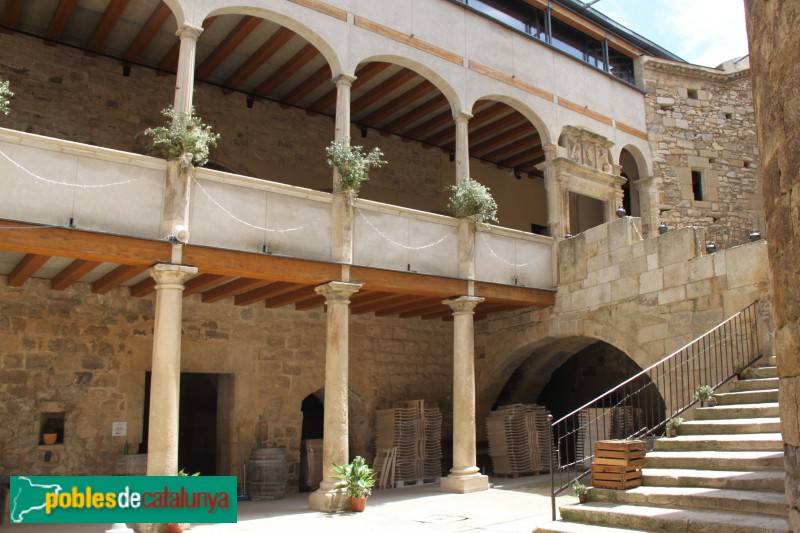 Verdú - Castell, interior des del pati