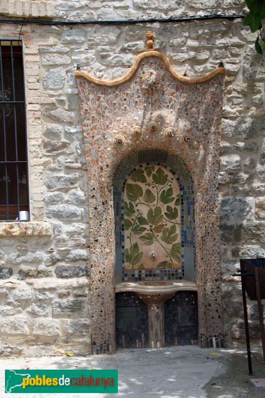 Tàrrega - Antiga Casa de la Vila (La Figuerosa), font neomodernista