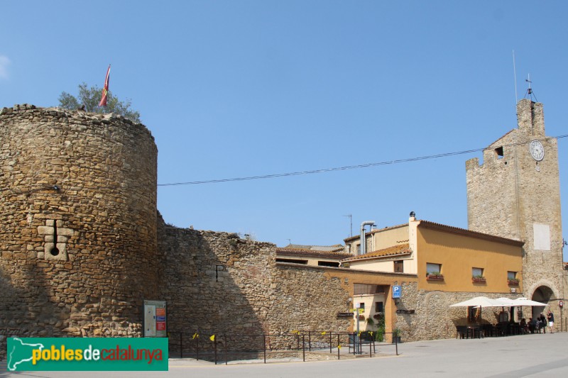 Palau-sator - Muralla, sector sud, amb la Torre de les Hores al fons
