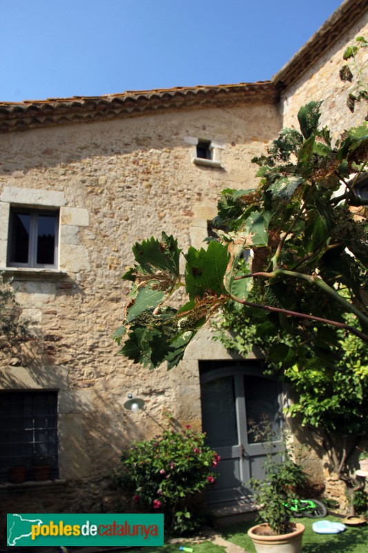 Palau-sator - Casa amb espitlleres (Sant Feliu de Boada), façana principal