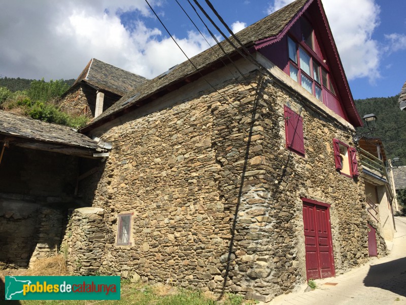 Montcorbau - Una casa del poble