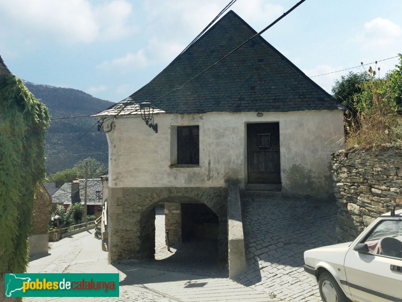 Montcorbau - Una casa del poble