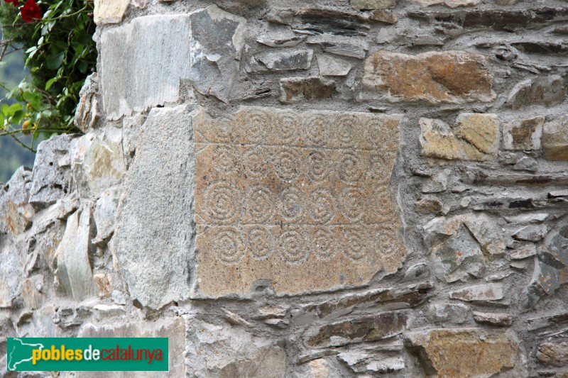 Vila - Capella de Sant Miquel, pedra medieval encastada a un mur