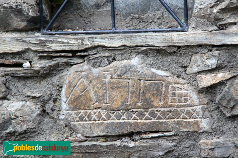 Vila - Creu de la Santa Missió, pedra encastada al mur