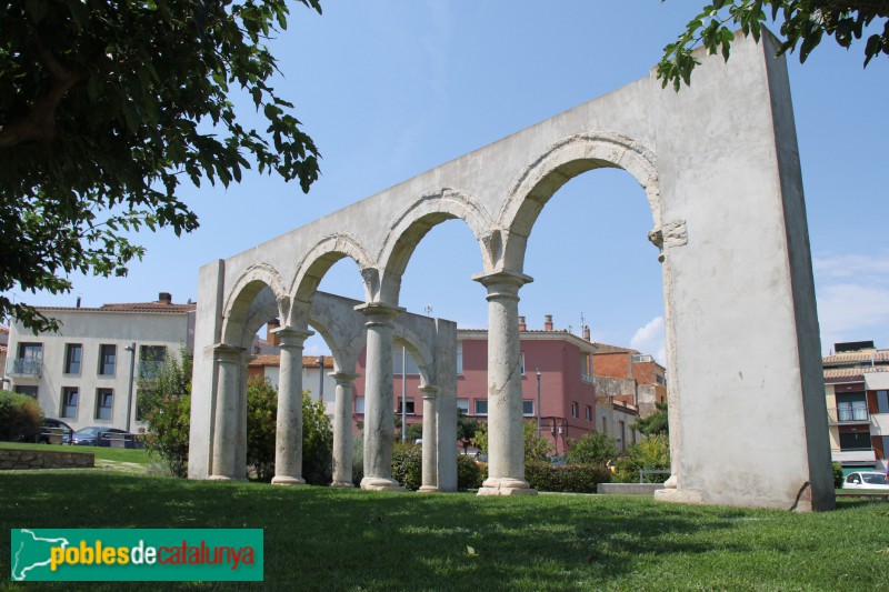 Palamós - Restes del Convent de Sant Agustí: arcs del claustre