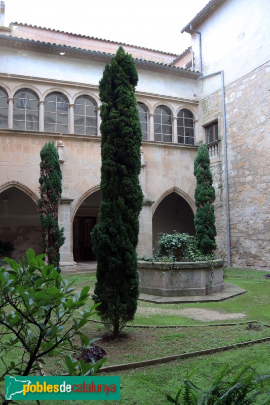 Bellpuig - Convent de Sant Bartomeu, pati o claustre petit