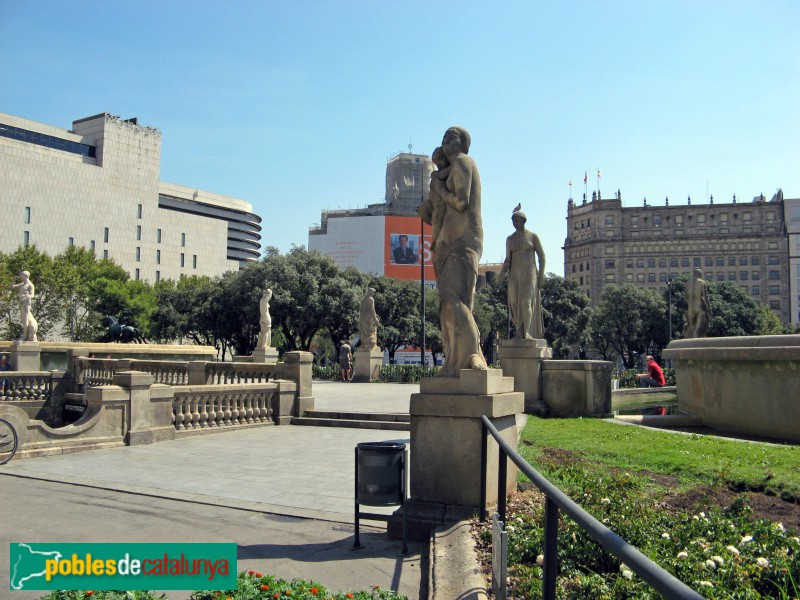 Barcelona - Plaça Catalunya. Les estàtues de pedra