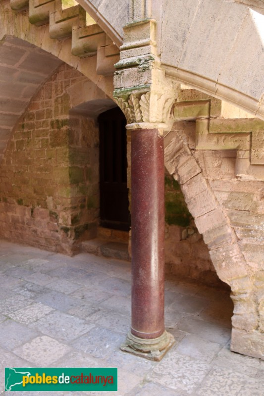 Monestir de Santes Creus - Palau Reial, columna de pòrfir