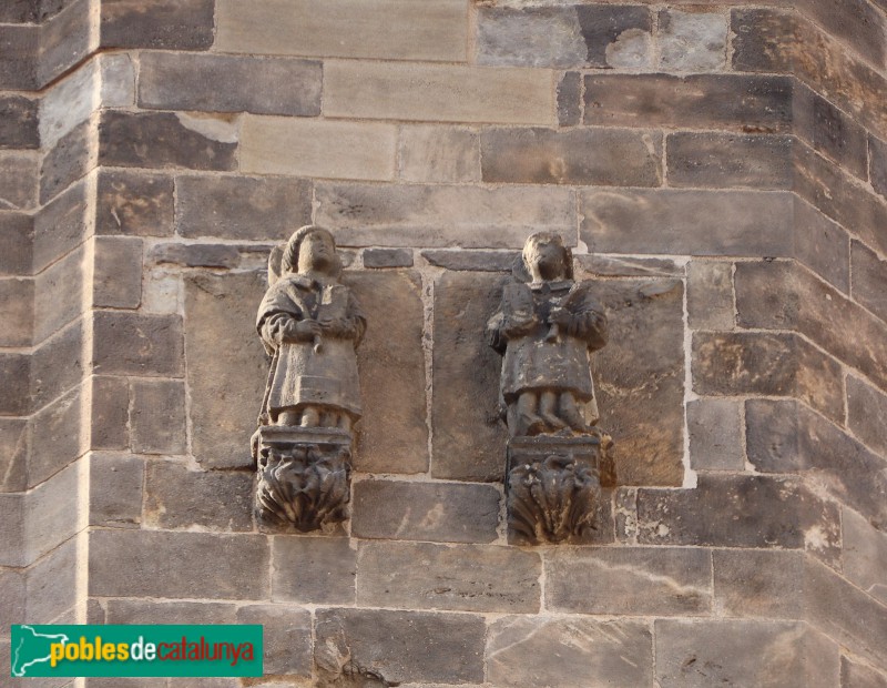 Barcelona - Església dels Sants Just i Pastor, imatges dels dos sants, adossats al campanar