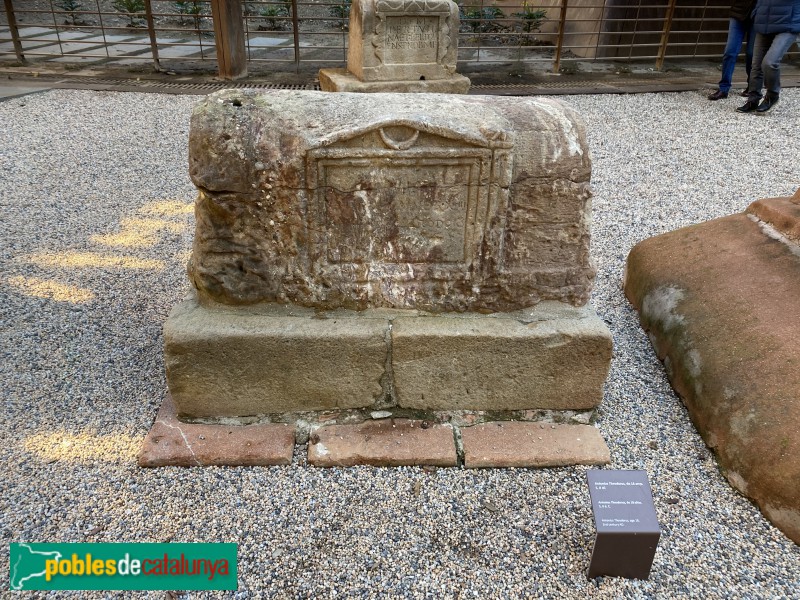 Barcelona - Jaciment sepulcral de la plaça Vila de Madrid. Antonius Theodorus, segle II dC