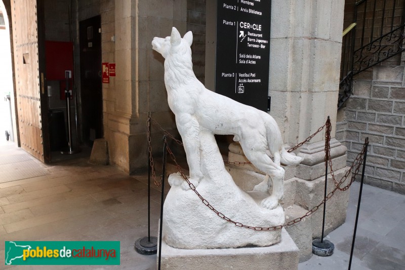 Barcelona - Palau Pignatelli. <i>Cave Canem</i>, escultura de Lluís Montané a l'entrada del palau