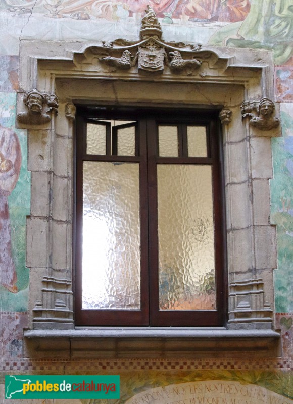 Barcelona - La Balmesiana. Finestra del segle XVI aprofitada d'un edifici enderrocat