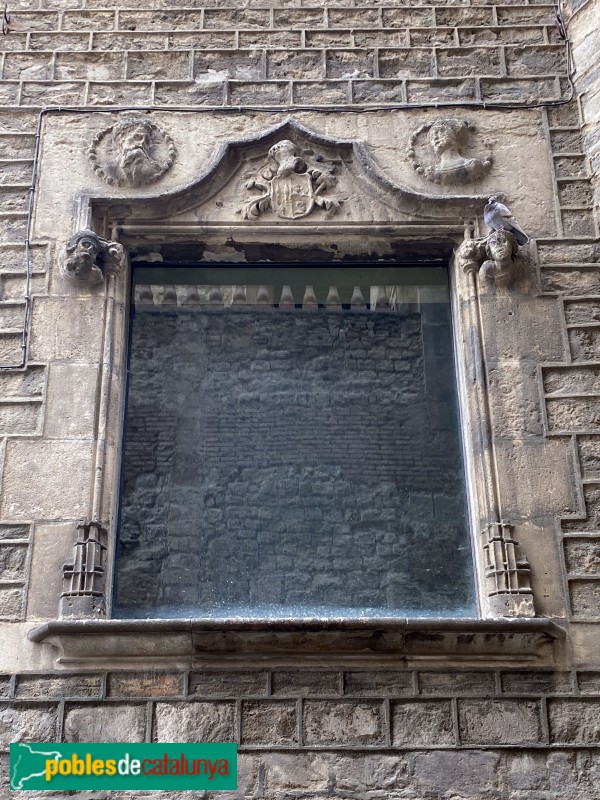 Barcelona - Casa de l'Ardiaca, finestra del carrer del Bisbe