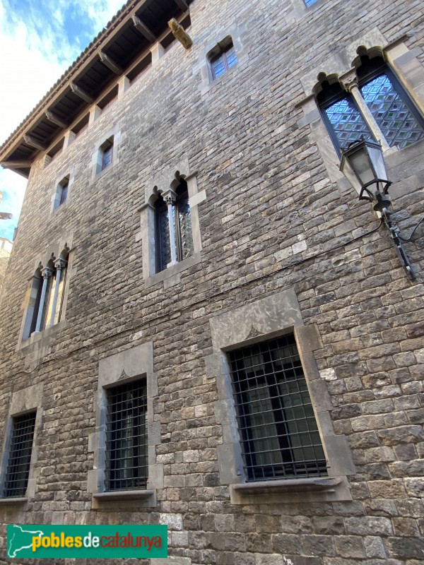 Barcelona - Casa dels Canonges de la plaça de la Pietat, façana lateral