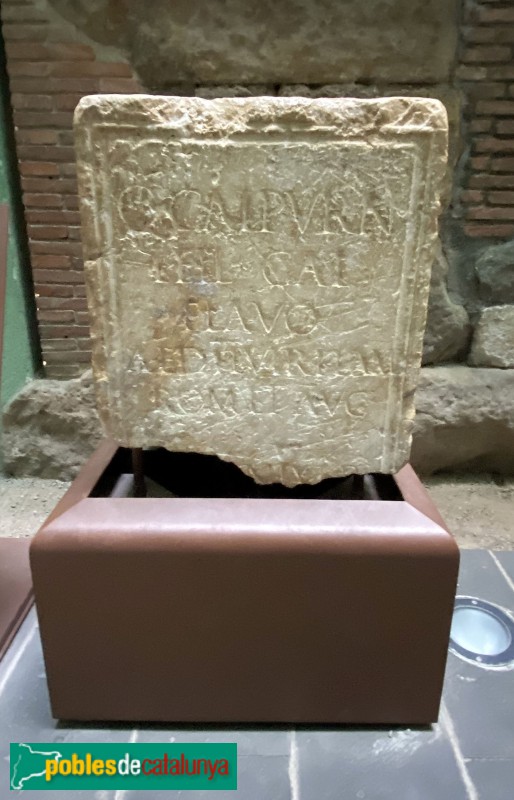 Barcelona - Pedestal honorífic dedicat a Quint Calpurni Vlavi (segle I dC)
