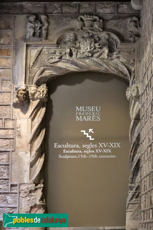 Barcelona - Pati interior del Museu Marés. Porta procedent d'una casa del passeig Colom