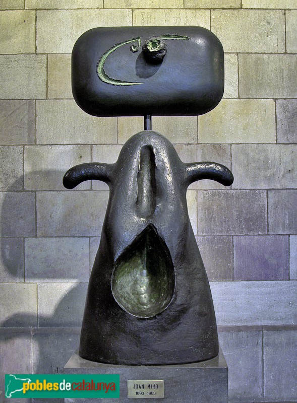 Barcelona - Casa de la Ciutat. Escultura Dona (Miró)