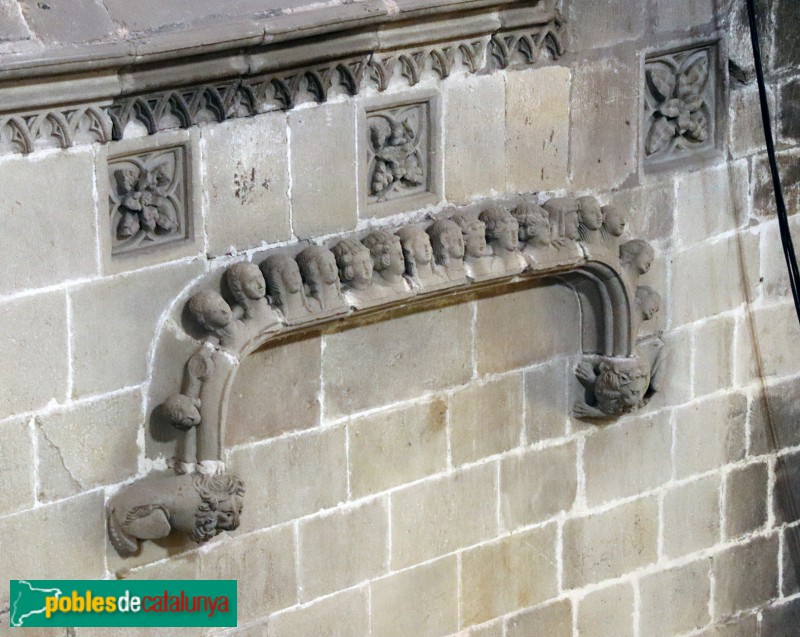 Barcelona - Cripta de la catedral, detall del mur lateral