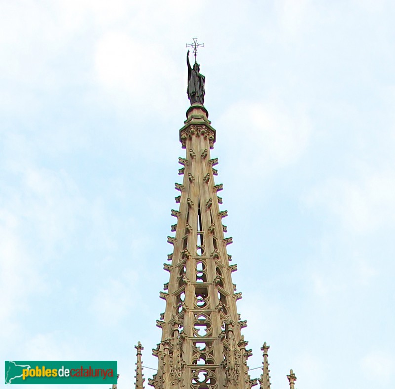 Barcelona - Catedral. Escultura de santa Helena coronant el cimbori