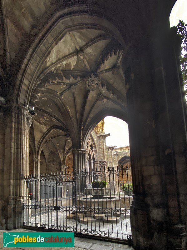 Barcelona - Catedral. Templet del brollador del claustre