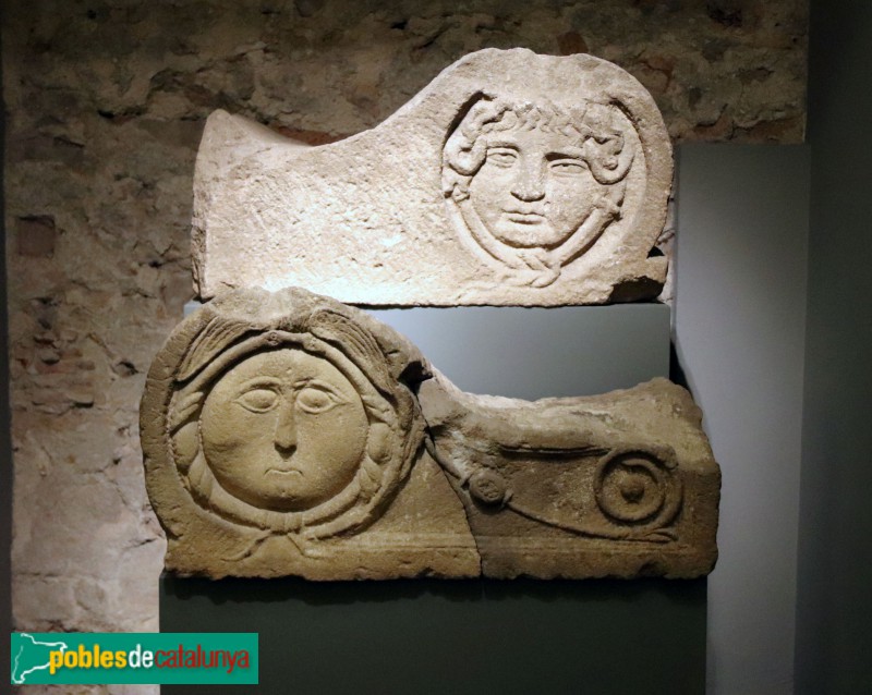 MUHBA - Acroteris de gres de Montjuïc que formaven part d'un monument funerari (segle I dC)